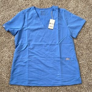 Figs Casma 3 pocket scrub top in size large